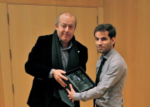 Oriol Puig, director del Servei Meteorològic de Catalunya, entrega el guardó al guanyador del Premi de Meteorologia Eduard Fontserè 2013.